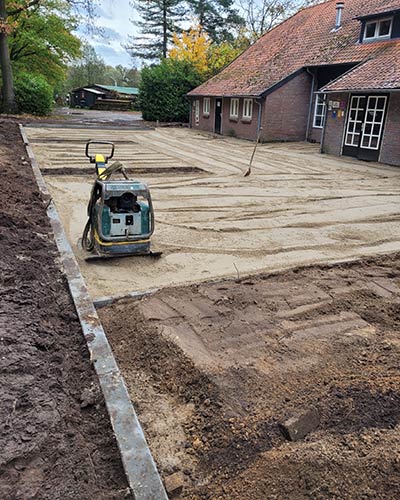 Bestrating bij restaurant in Oirschot