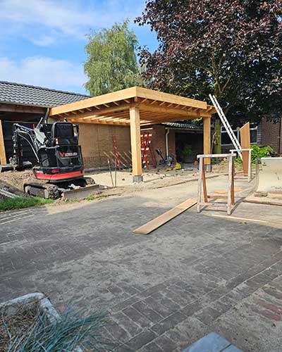 Plaatsen van overkapping in Oirschot