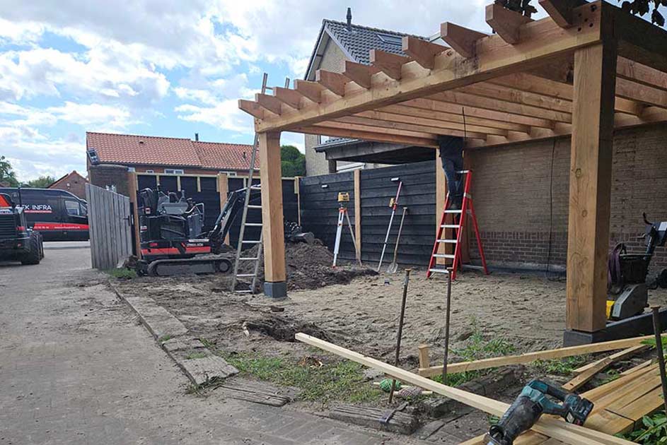 Plaatsen van overkapping in Oirschot